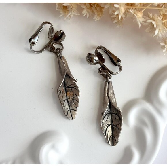 Carved Dangling Feather Leaf Shaped Vintage Rectangular Pewter Clip On Earrings - Picture 1 of 9